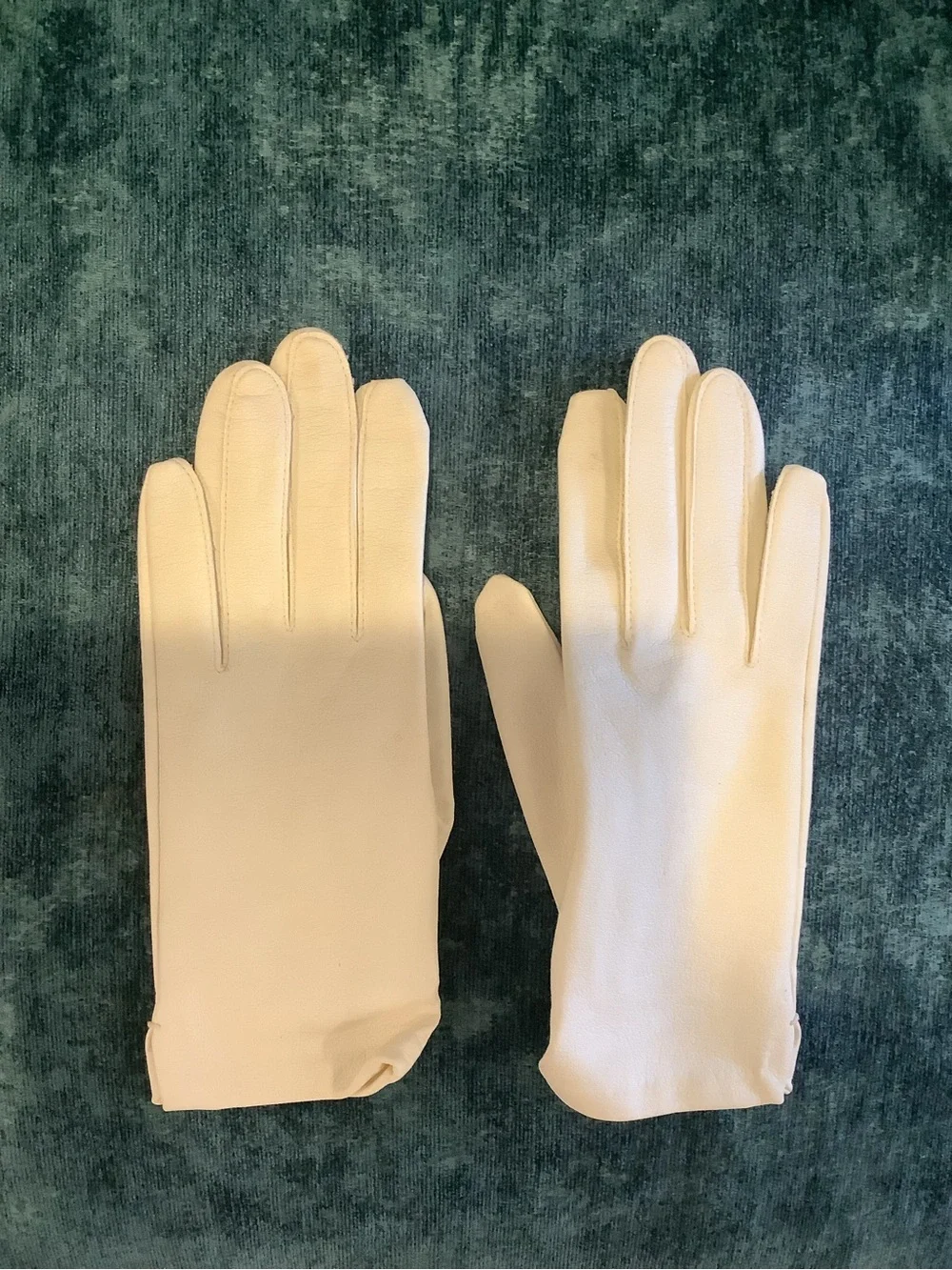 Classic Women's Cream Leather Gloves